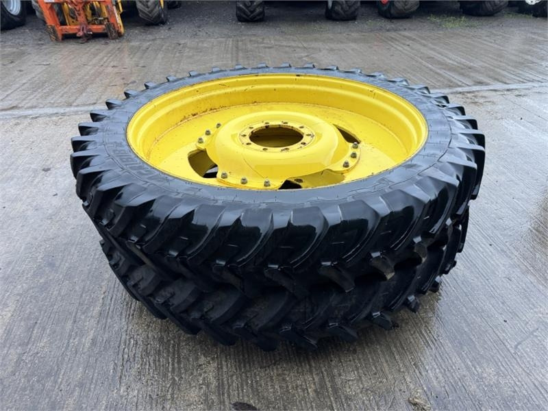 John Deere 320 Row Crop Wheels and Tyres - Agricultural machinery: picture 3 John Deere 320 Row Crop Wheels and Tyres - Agricultural machinery: picture 3