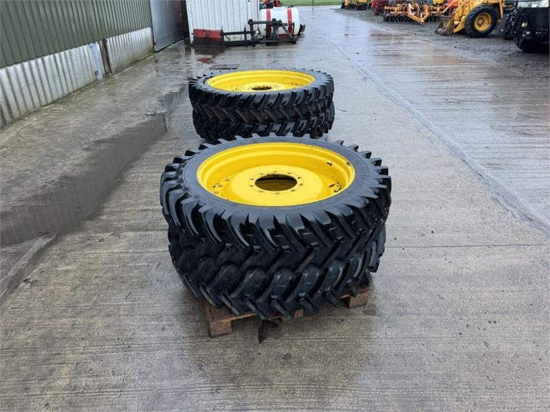 John Deere 320 Row Crop Wheels and Tyres - Agricultural machinery: picture 2 John Deere 320 Row Crop Wheels and Tyres - Agricultural machinery: picture 2