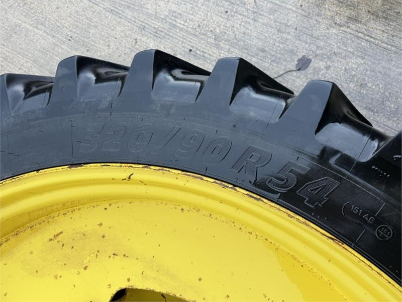 John Deere 320 Row Crop Wheels and Tyres - Agricultural machinery: picture 5 John Deere 320 Row Crop Wheels and Tyres - Agricultural machinery: picture 5