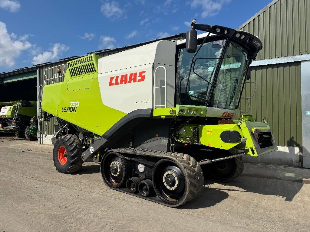 Claas Lexion 750TT APS Hybrid c/w V900 Header - Combine harvester: picture 3 Claas Lexion 750TT APS Hybrid c/w V900 Header - Combine harvester: picture 3