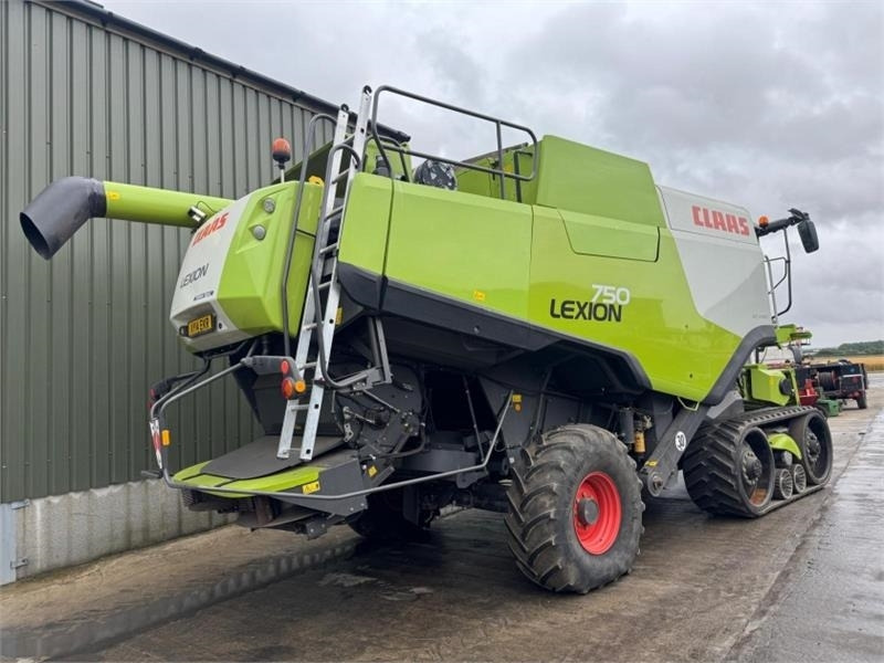 Claas Lexion 750TT APS Hybrid c/w V900 Header **Video Be - Harvester attachment: picture 4 Claas Lexion 750TT APS Hybrid c/w V900 Header **Video Be - Harvester attachment: picture 4