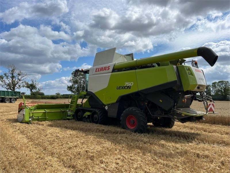 Claas Lexion 750TT APS Hybrid c/w V900 Header **Video Be - Harvester attachment: picture 2 Claas Lexion 750TT APS Hybrid c/w V900 Header **Video Be - Harvester attachment: picture 2