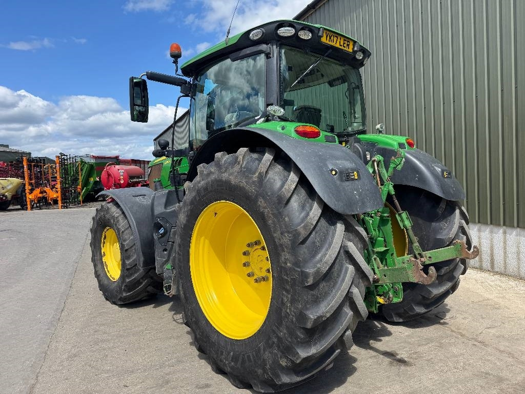 John Deere 6215 R AutoPower - Farm tractor: picture 2 John Deere 6215 R AutoPower - Farm tractor: picture 2