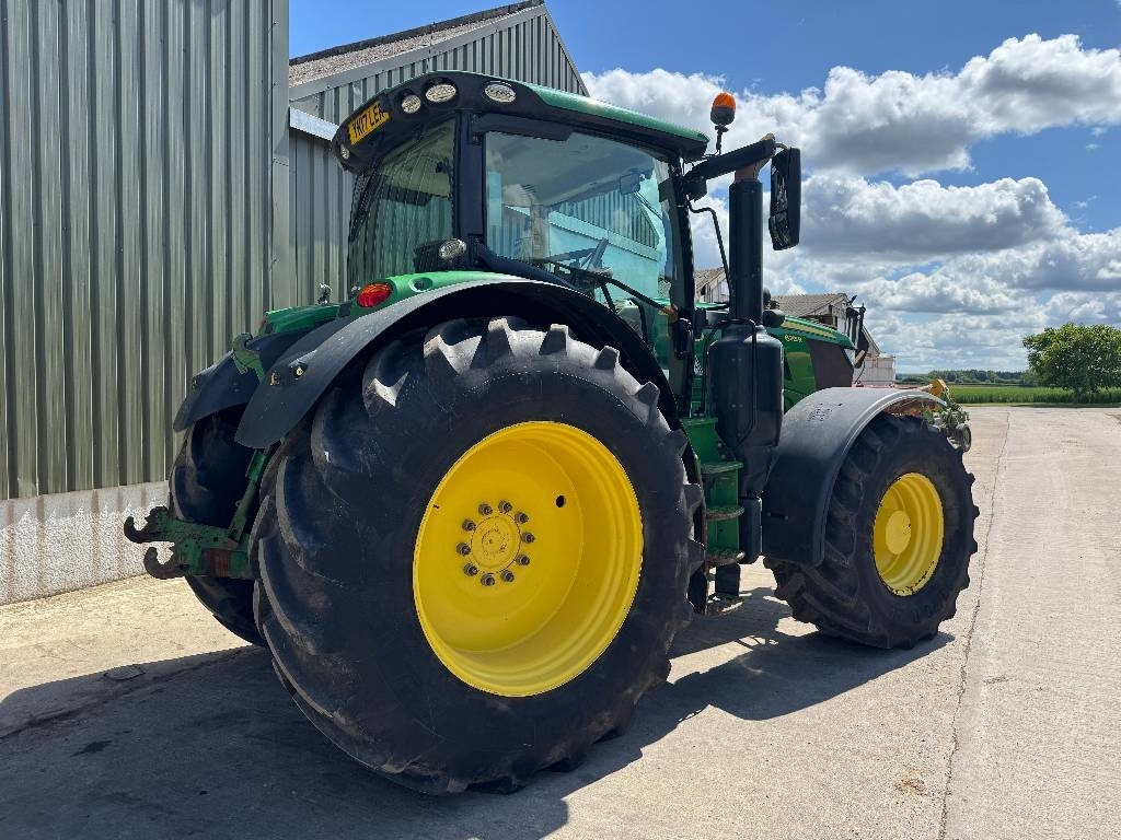 John Deere 6215 R AutoPower - Farm tractor: picture 4 John Deere 6215 R AutoPower - Farm tractor: picture 4