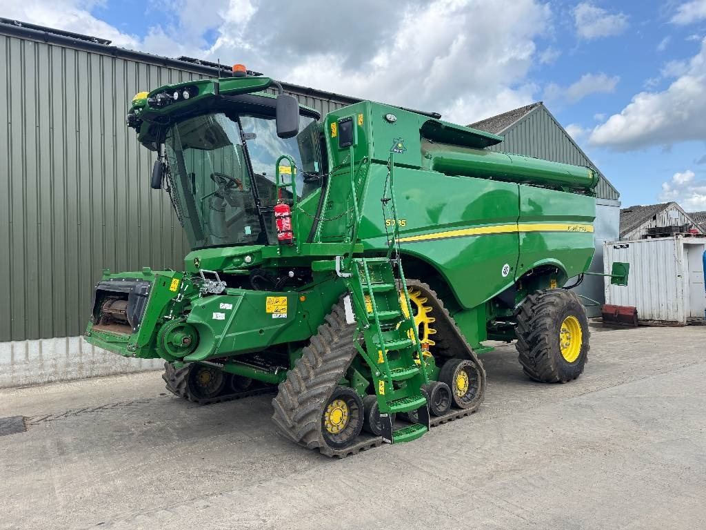 John Deere S785 4WD c/w 735D Header - Combine harvester: picture 1 John Deere S785 4WD c/w 735D Header - Combine harvester: picture 1