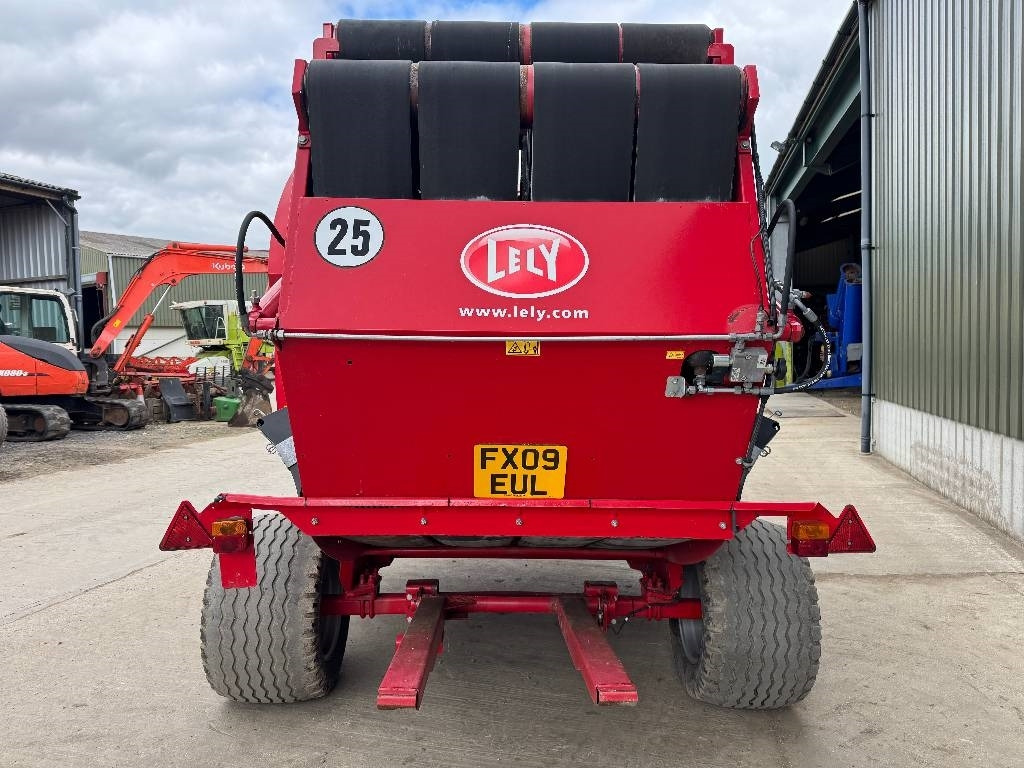 Lely Welger RP445 - Round baler: picture 3 Lely Welger RP445 - Round baler: picture 3