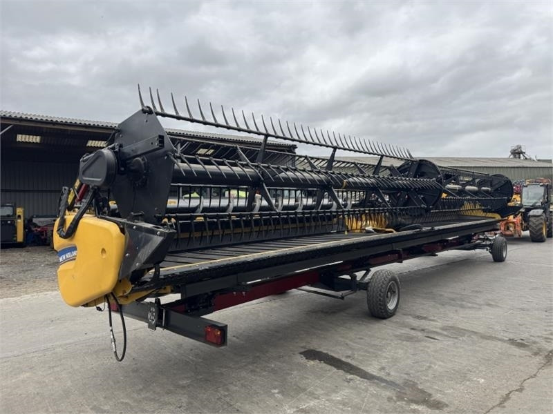 New Holland 8Z40 Draper Header - Harvester attachment: picture 2 New Holland 8Z40 Draper Header - Harvester attachment: picture 2