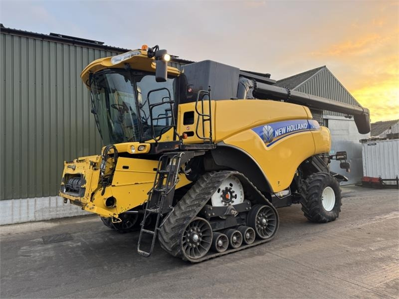 New Holland CR9080 c/w 30ft Varifeed Header - Harvester attachment: picture 1 New Holland CR9080 c/w 30ft Varifeed Header - Harvester attachment: picture 1