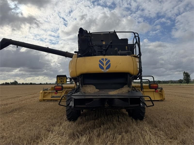 New Holland CR9090 Rotary Combine **Video Below** - Harvester attachment: picture 4 New Holland CR9090 Rotary Combine **Video Below** - Harvester attachment: picture 4
