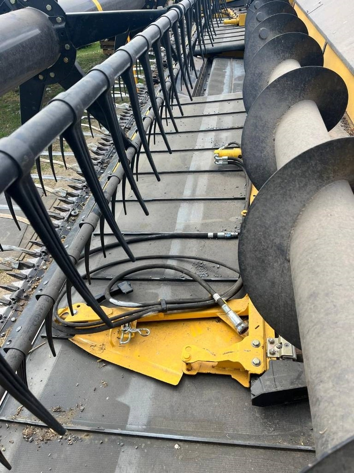 New Holland DXRN30 Draper Header - Harvester attachment: picture 5 New Holland DXRN30 Draper Header - Harvester attachment: picture 5
