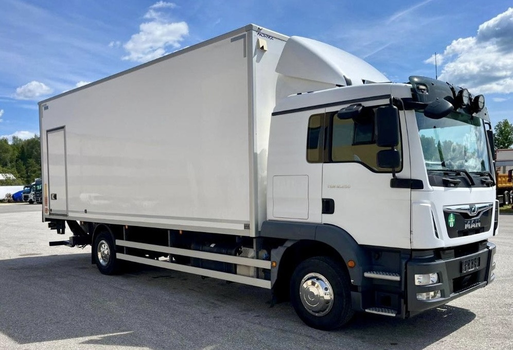 MAN TGM 12.250 / TGL / IZOTERMA / WINDA / 18 EUROPALET / SYPIALKA / AUTOMAT / 2018 ROK - Isothermal truck: picture 2 MAN TGM 12.250 / TGL / IZOTERMA / WINDA / 18 EUROPALET / SYPIALKA / AUTOMAT / 2018 ROK - Isothermal truck: picture 2