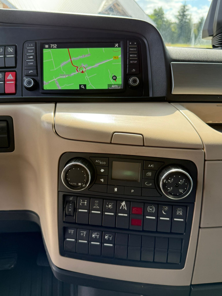 Box truck MAN TGX 26.420 / KONTENER / WINDA / 8.5 M DŁUGOŚCI / 21 EUROPALET / 6x2 / 3 OŚ PODNOSZONA I SKRĘTNA / ŁADOWNOŚĆ 14 415 KG / 2018 ROK / Z NIEMIEC: picture 23 Box truck MAN TGX 26.420 / KONTENER / WINDA / 8.5 M DŁUGOŚCI / 21 EUROPALET / 6x2 / 3 OŚ PODNOSZONA I SKRĘTNA / ŁADOWNOŚĆ 14 415 KG / 2018 ROK / Z NIEMIEC: picture 23