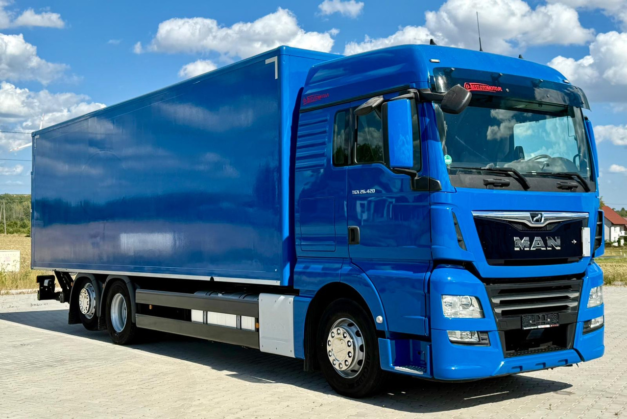 MAN TGX 26.420 / KONTENER / WINDA / 8.5 M DŁUGOŚCI / 21 EUROPALET / 6x2 / 3 OŚ PODNOSZONA I SKRĘTNA / ŁADOWNOŚĆ 14 415 KG / 2018 ROK / Z NIEMIEC - Box truck: picture 1 MAN TGX 26.420 / KONTENER / WINDA / 8.5 M DŁUGOŚCI / 21 EUROPALET / 6x2 / 3 OŚ PODNOSZONA I SKRĘTNA / ŁADOWNOŚĆ 14 415 KG / 2018 ROK / Z NIEMIEC - Box truck: picture 1