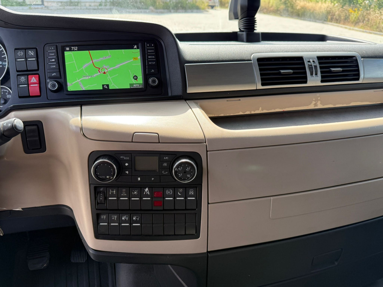 Box truck MAN TGX 26.420 / KONTENER / WINDA / 8.5 M DŁUGOŚCI / 21 EUROPALET / 6x2 / 3 OŚ PODNOSZONA I SKRĘTNA / ŁADOWNOŚĆ 14 415 KG / 2018 ROK / Z NIEMIEC: picture 22 Box truck MAN TGX 26.420 / KONTENER / WINDA / 8.5 M DŁUGOŚCI / 21 EUROPALET / 6x2 / 3 OŚ PODNOSZONA I SKRĘTNA / ŁADOWNOŚĆ 14 415 KG / 2018 ROK / Z NIEMIEC: picture 22