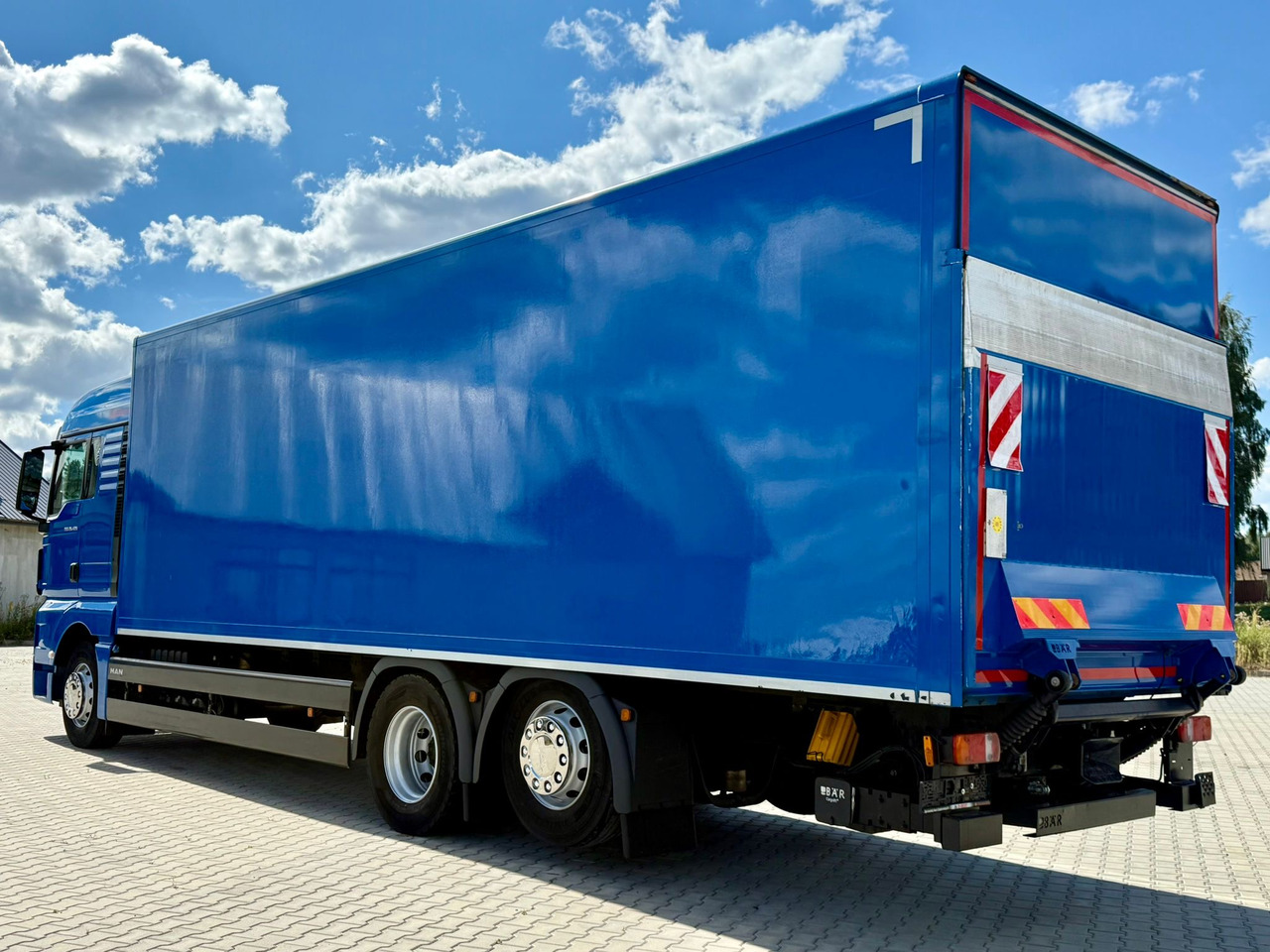 MAN TGX 26.420 / KONTENER / WINDA / 8.5 M DŁUGOŚCI / 21 EUROPALET / 6x2 / 3 OŚ PODNOSZONA I SKRĘTNA / ŁADOWNOŚĆ 14 415 KG / 2018 ROK / Z NIEMIEC - Box truck: picture 5 MAN TGX 26.420 / KONTENER / WINDA / 8.5 M DŁUGOŚCI / 21 EUROPALET / 6x2 / 3 OŚ PODNOSZONA I SKRĘTNA / ŁADOWNOŚĆ 14 415 KG / 2018 ROK / Z NIEMIEC - Box truck: picture 5