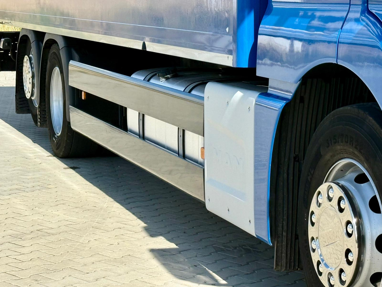 Box truck MAN TGX 26.420 / KONTENER / WINDA / 8.5 M DŁUGOŚCI / 21 EUROPALET / 6x2 / 3 OŚ PODNOSZONA I SKRĘTNA / ŁADOWNOŚĆ 14 415 KG / 2018 ROK / Z NIEMIEC: picture 17 Box truck MAN TGX 26.420 / KONTENER / WINDA / 8.5 M DŁUGOŚCI / 21 EUROPALET / 6x2 / 3 OŚ PODNOSZONA I SKRĘTNA / ŁADOWNOŚĆ 14 415 KG / 2018 ROK / Z NIEMIEC: picture 17