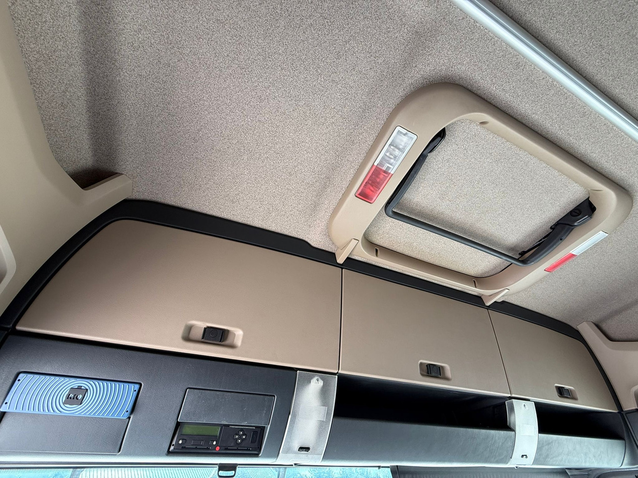 Box truck MAN TGX 26.420 / KONTENER / WINDA / 8.5 M DŁUGOŚCI / 21 EUROPALET / 6x2 / 3 OŚ PODNOSZONA I SKRĘTNA / ŁADOWNOŚĆ 14 415 KG / 2018 ROK / Z NIEMIEC: picture 24 Box truck MAN TGX 26.420 / KONTENER / WINDA / 8.5 M DŁUGOŚCI / 21 EUROPALET / 6x2 / 3 OŚ PODNOSZONA I SKRĘTNA / ŁADOWNOŚĆ 14 415 KG / 2018 ROK / Z NIEMIEC: picture 24