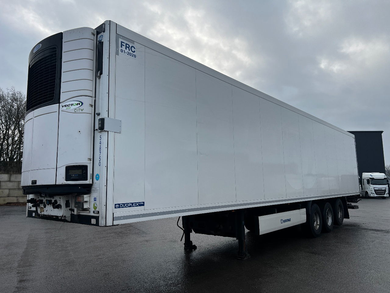 Krone SD met Carrier Vector 1550 en dhollandia laadklep - Refrigerated semi-trailer: picture 1 Krone SD met Carrier Vector 1550 en dhollandia laadklep - Refrigerated semi-trailer: picture 1