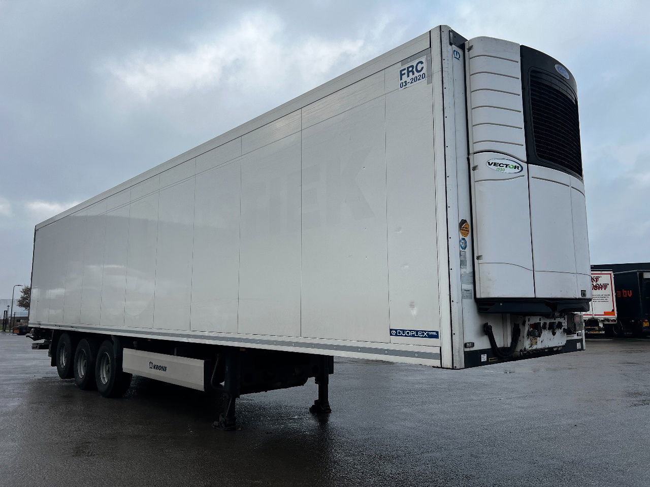 Krone SD met Carrier Vector 1550 en dhollandia laadklep - Refrigerated semi-trailer: picture 2 Krone SD met Carrier Vector 1550 en dhollandia laadklep - Refrigerated semi-trailer: picture 2