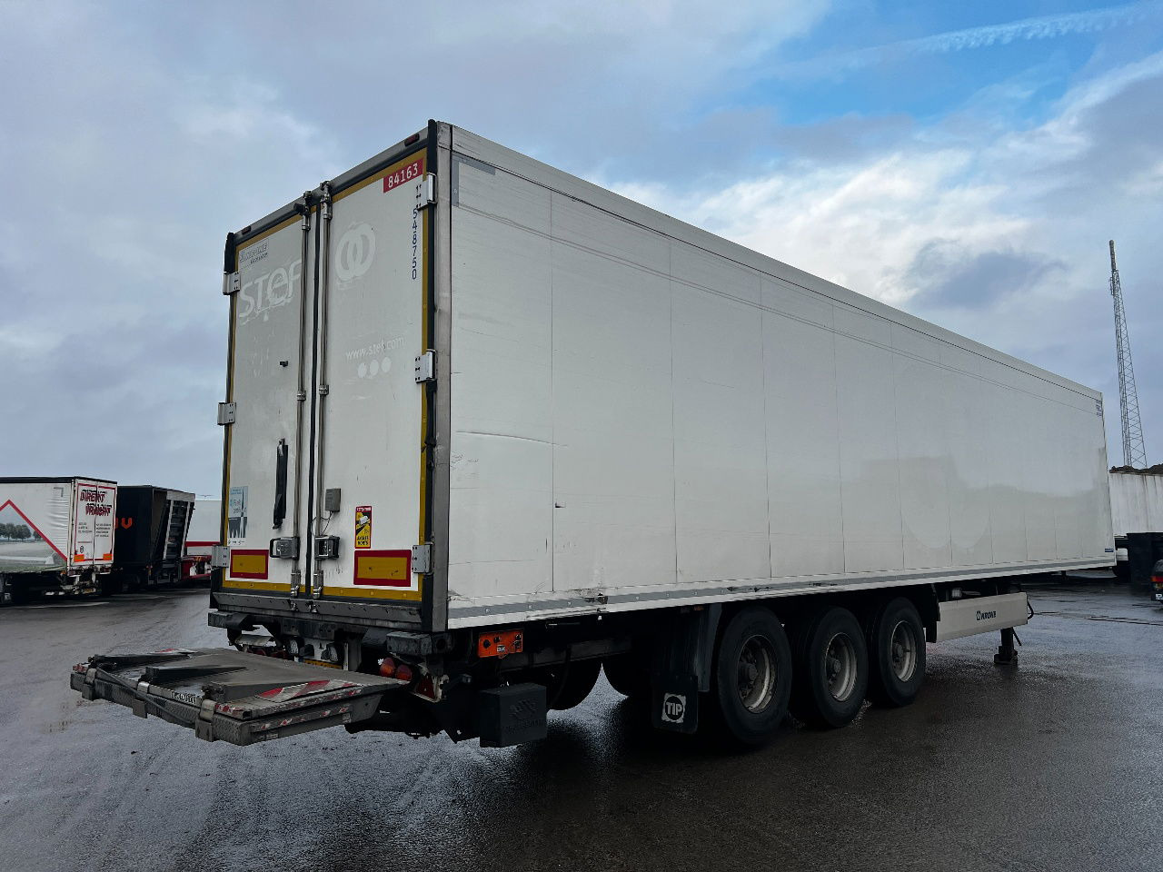 Krone SD met Carrier Vector 1550 en dhollandia laadklep - Refrigerated semi-trailer: picture 4 Krone SD met Carrier Vector 1550 en dhollandia laadklep - Refrigerated semi-trailer: picture 4