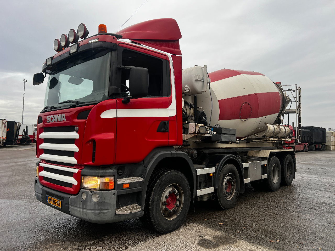 Scania G420 8x4 Liebherr 10m3 mixer met eigen motor - Concrete mixer truck: picture 1 Scania G420 8x4 Liebherr 10m3 mixer met eigen motor - Concrete mixer truck: picture 1