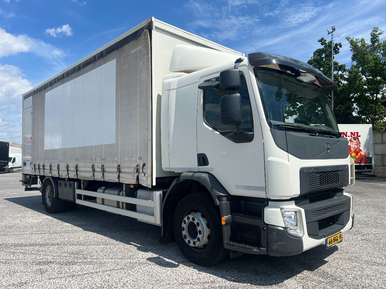 Volvo FE 250 Euro 6, 19T - Curtain side truck: picture 2 Volvo FE 250 Euro 6, 19T - Curtain side truck: picture 2