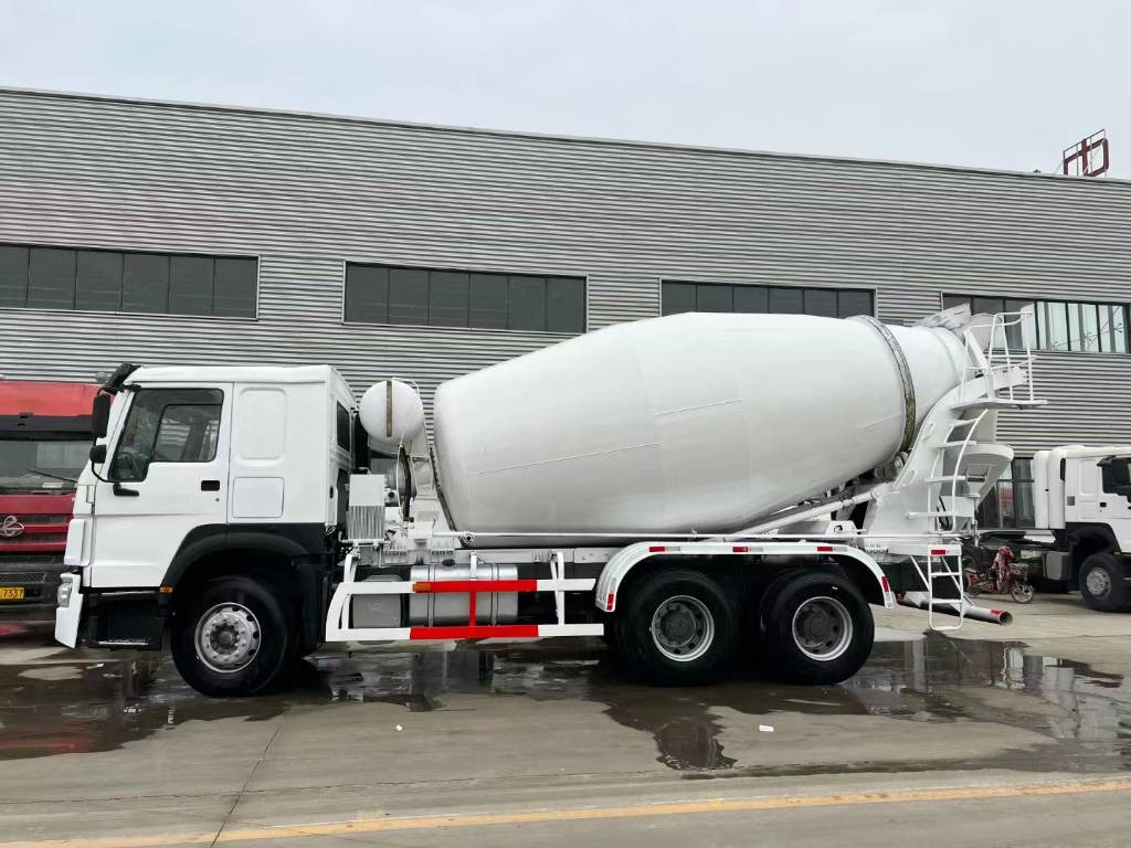 Howo 375 - Tanker truck: picture 1 Howo 375 - Tanker truck: picture 1