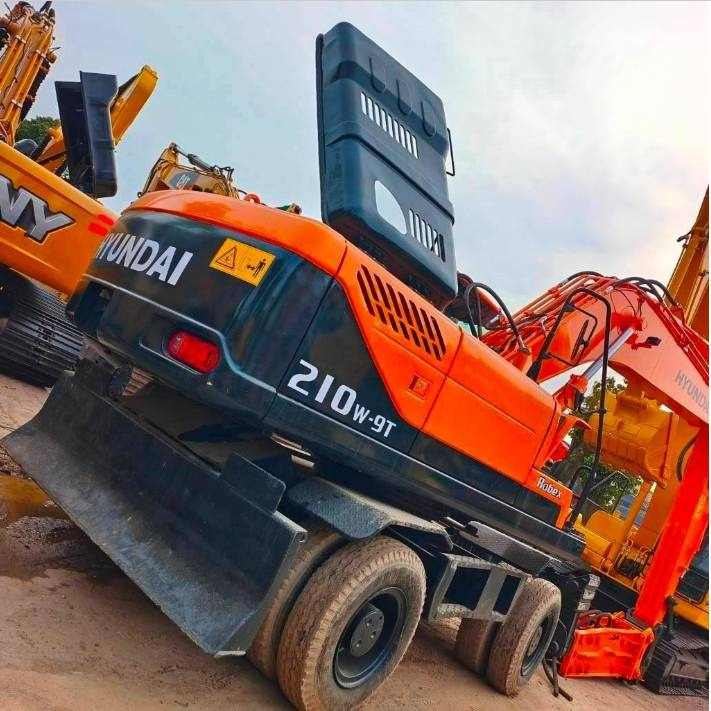 Hyundai 210W -9 - Wheel excavator: picture 1 Hyundai 210W -9 - Wheel excavator: picture 1