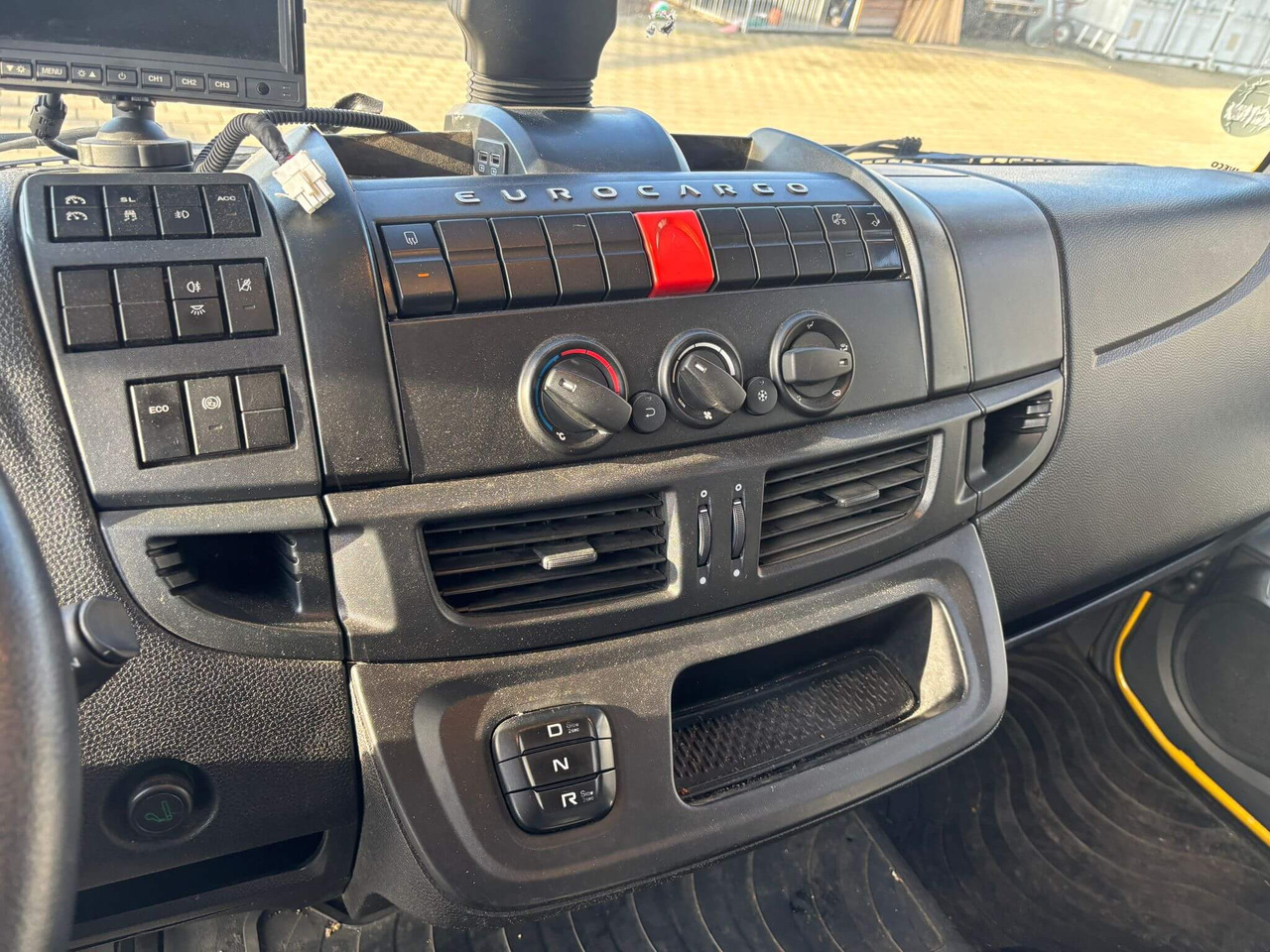 IVECO EUROCARGO 120E25P - Curtain side truck: picture 3 IVECO EUROCARGO 120E25P - Curtain side truck: picture 3