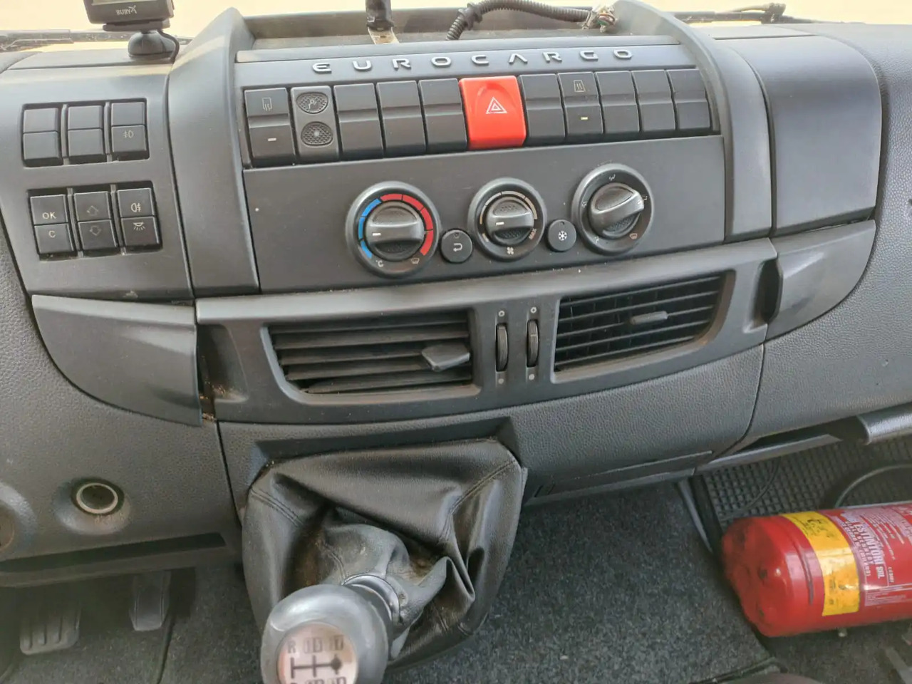 Box truck IVECO EUROCARGO 120EL22: picture 15