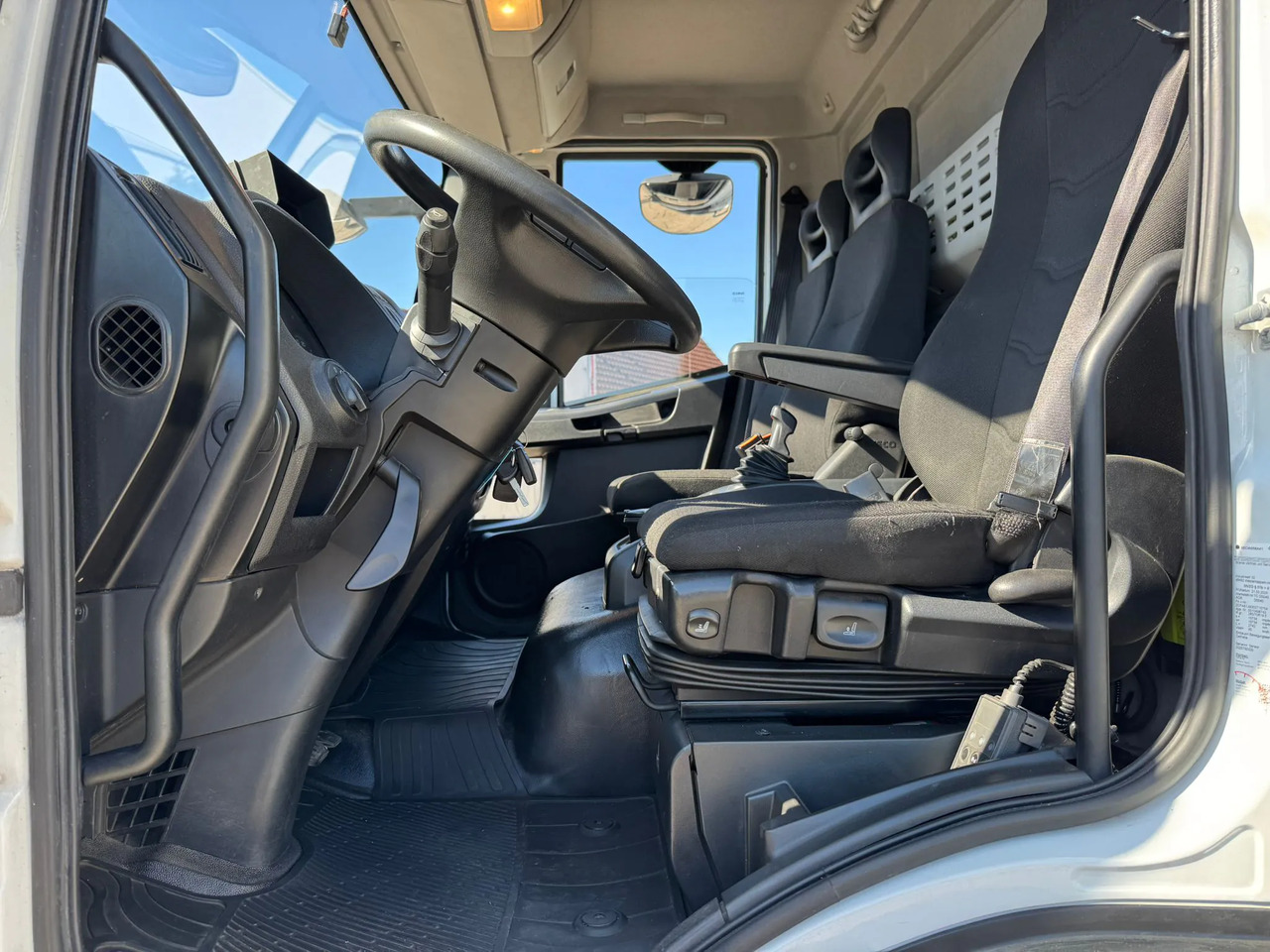 IVECO EUROCARGO 140E28P - Curtain side truck: picture 3 IVECO EUROCARGO 140E28P - Curtain side truck: picture 3