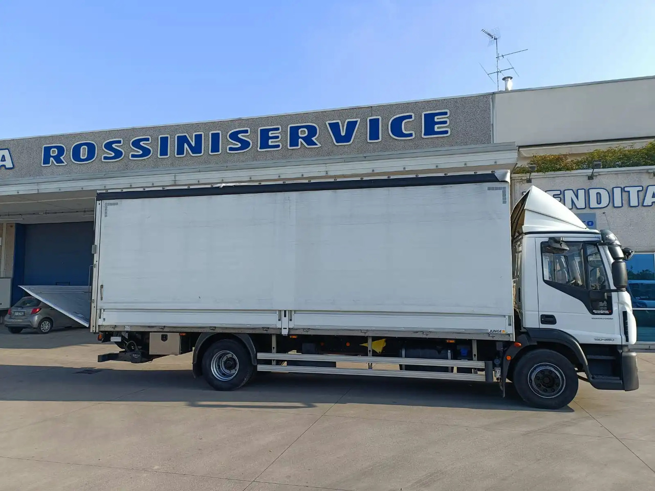 IVECO EUROCARGO 140E28P - Curtain side truck: picture 3 IVECO EUROCARGO 140E28P - Curtain side truck: picture 3