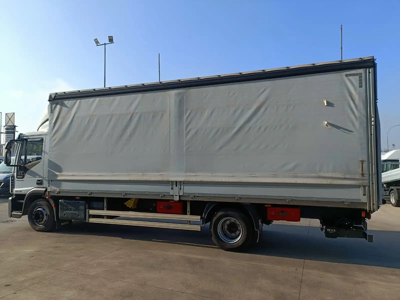 IVECO EUROCARGO 140E28P - Curtain side truck: picture 5 IVECO EUROCARGO 140E28P - Curtain side truck: picture 5