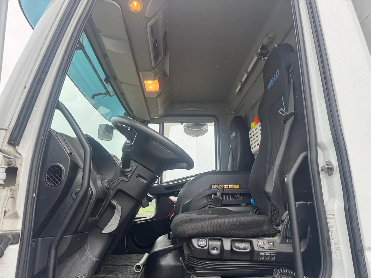 IVECO EUROCARGO 180E32P - Cab chassis truck: picture 2 IVECO EUROCARGO 180E32P - Cab chassis truck: picture 2