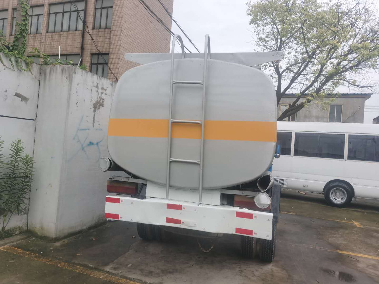 DONGFENG 6ton - Tanker truck: picture 4 DONGFENG 6ton - Tanker truck: picture 4