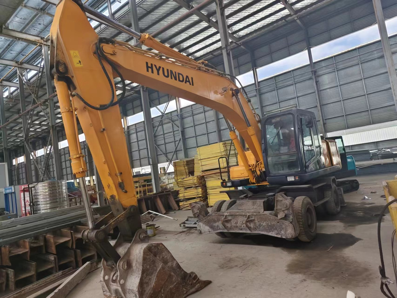 HYUNDAI 210W-7 - Wheel excavator: picture 1 HYUNDAI 210W-7 - Wheel excavator: picture 1