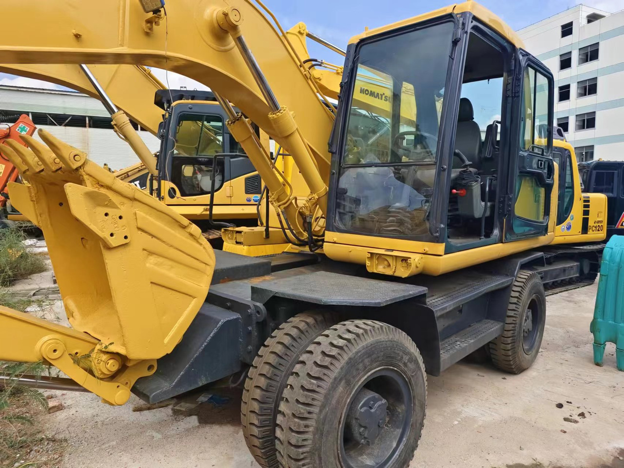 Wheel excavator KOMATSU PC130: picture 8