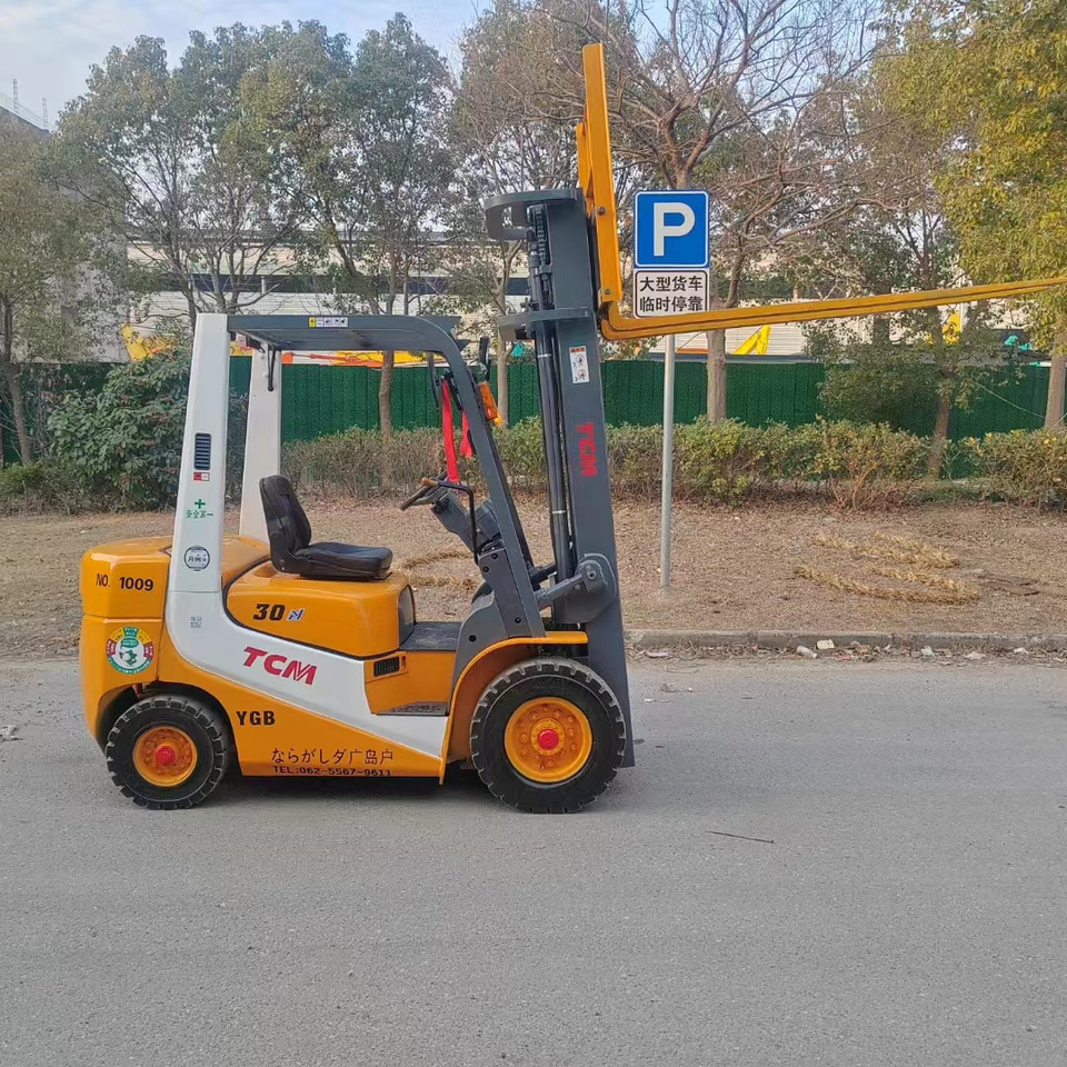 TCM FD30 diesel ISUZU engine forklift from Japan - Diesel forklift: picture 1 TCM FD30 diesel ISUZU engine forklift from Japan - Diesel forklift: picture 1