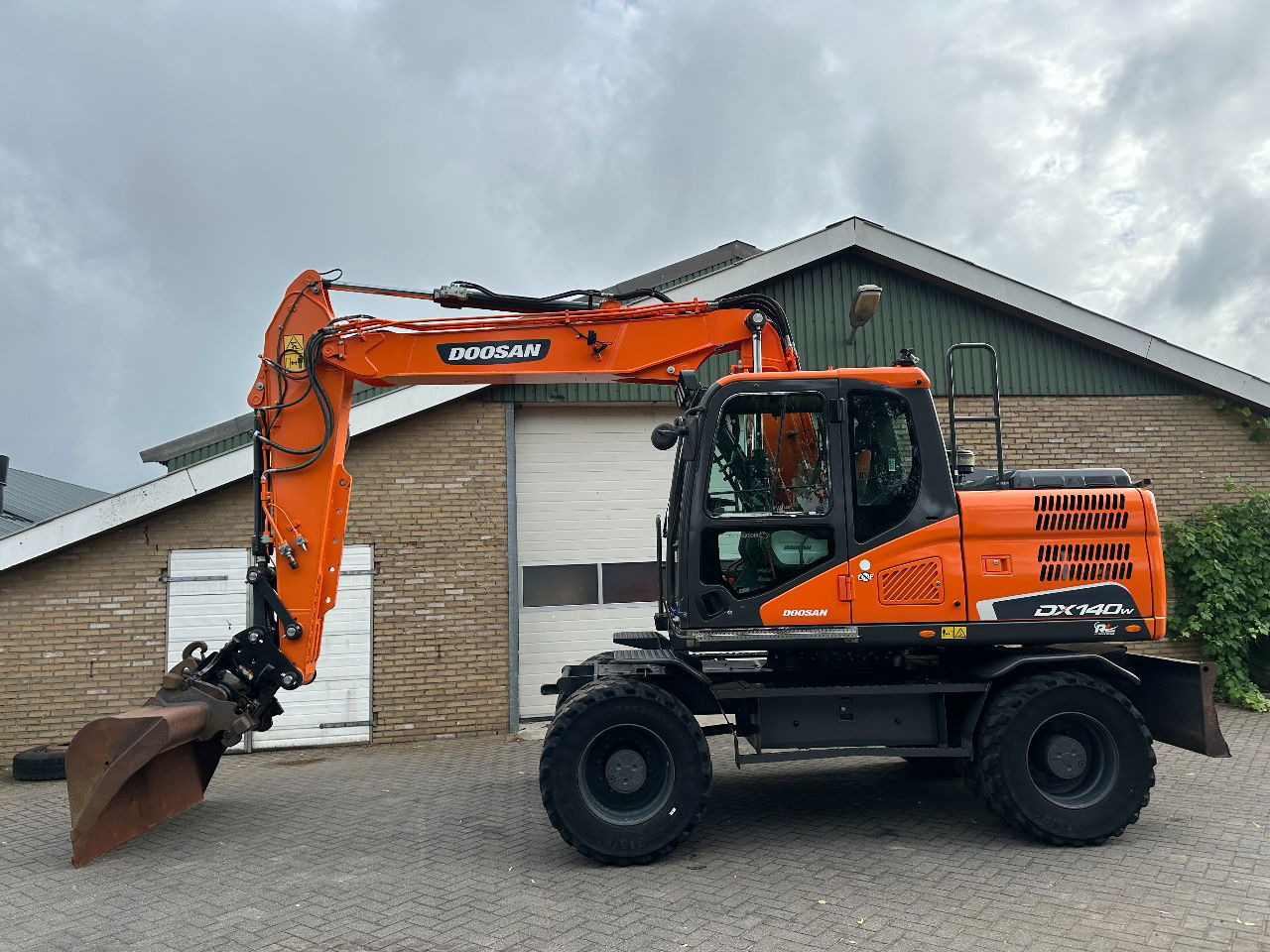 Doosan DX140W-5 - Wheel excavator: picture 1 Doosan DX140W-5 - Wheel excavator: picture 1