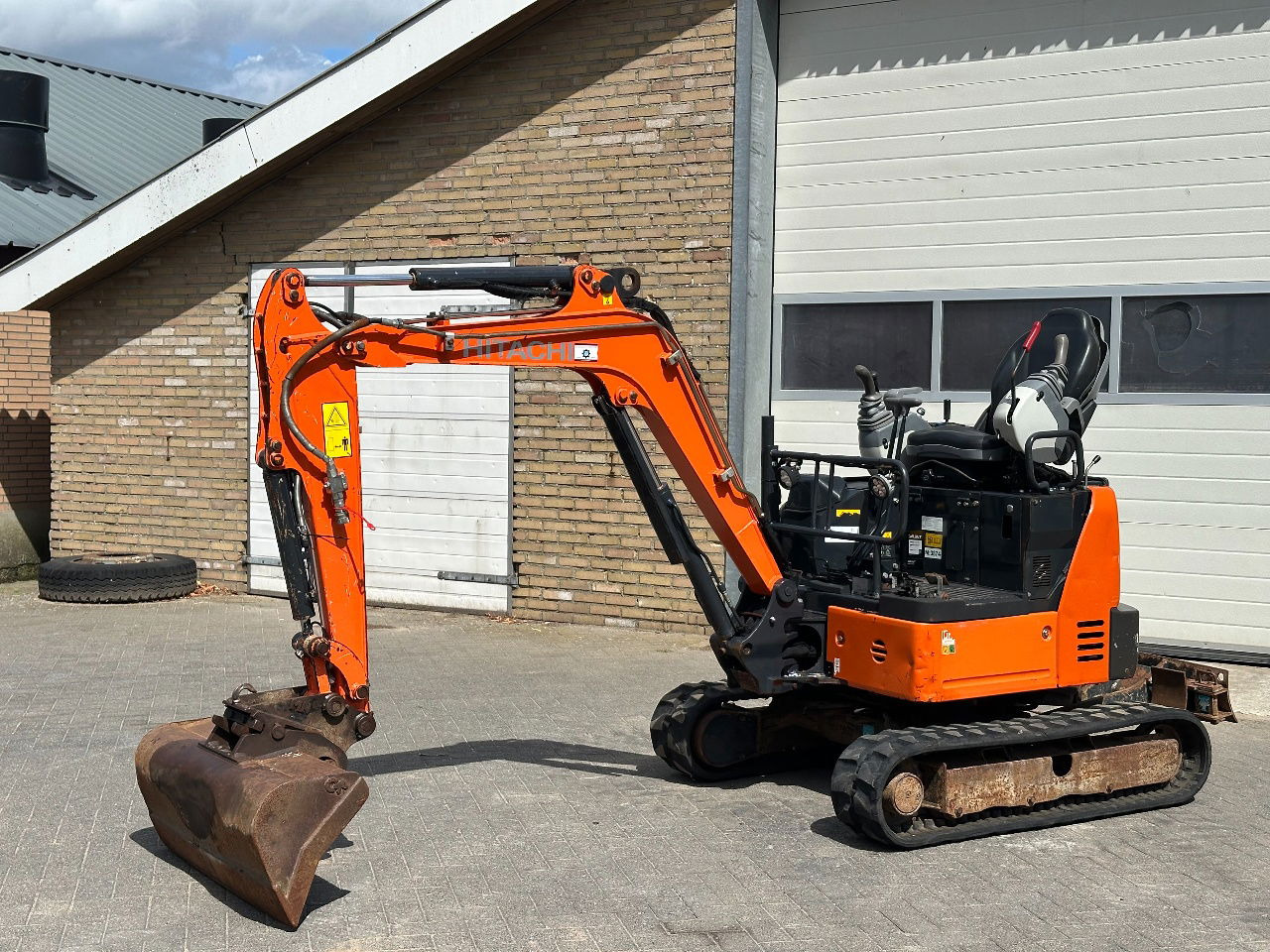 Hitachi ZX19U-6 YR - Mini excavator: picture 1 Hitachi ZX19U-6 YR - Mini excavator: picture 1