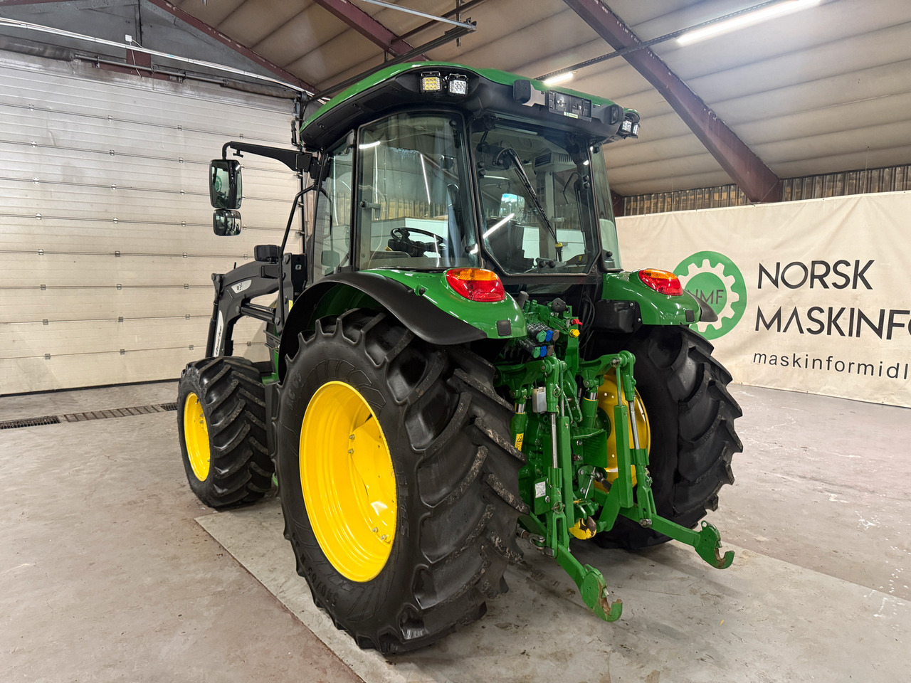 John Deere 5115M - Farm tractor: picture 4 John Deere 5115M - Farm tractor: picture 4