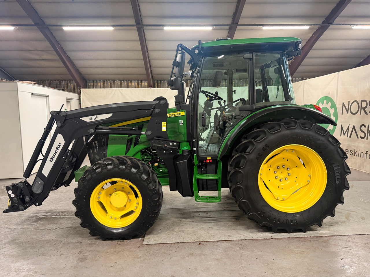 John Deere 5115M - Farm tractor: picture 3 John Deere 5115M - Farm tractor: picture 3