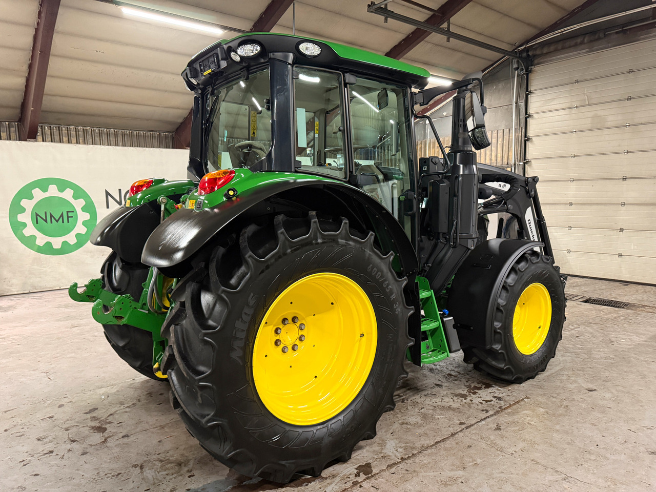 John Deere 6100M - Farm tractor: picture 5 John Deere 6100M - Farm tractor: picture 5