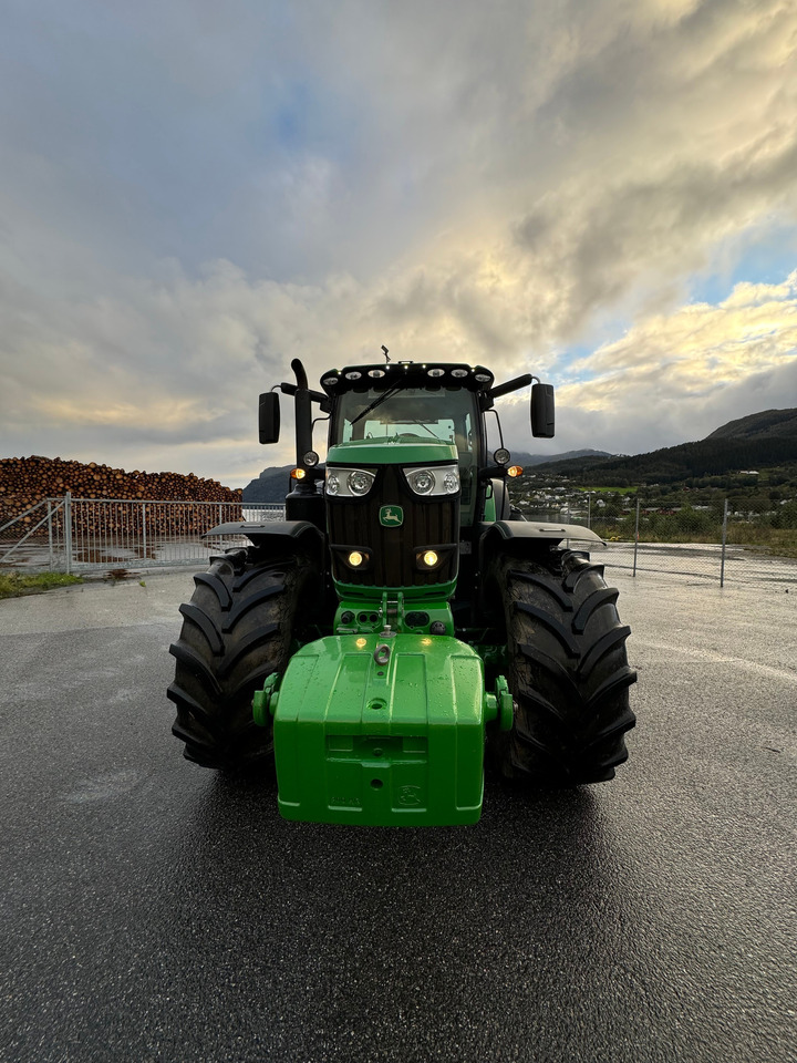 John Deere 6215R - Farm tractor: picture 4 John Deere 6215R - Farm tractor: picture 4