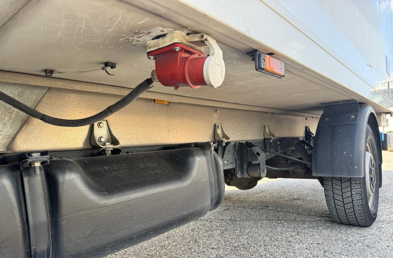 Refrigerated delivery van : picture 10