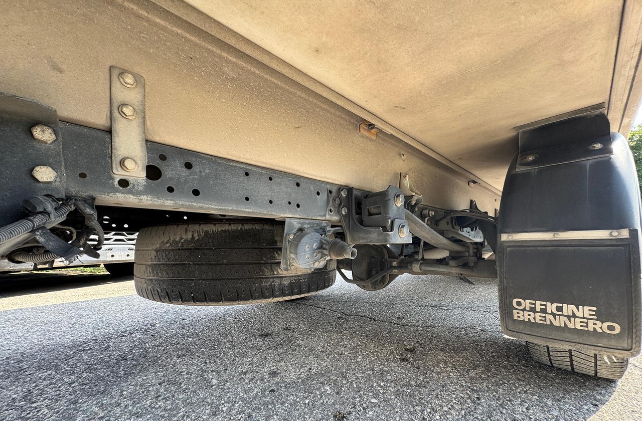 Refrigerated delivery van : picture 11