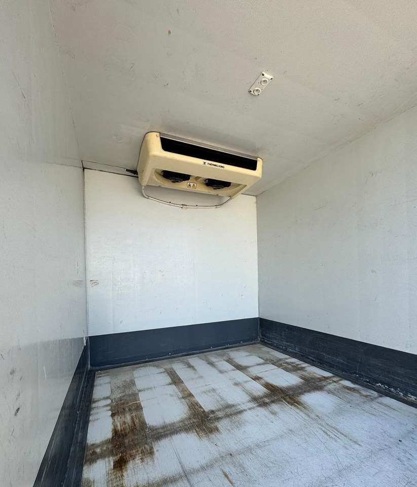 Refrigerated delivery van : picture 17