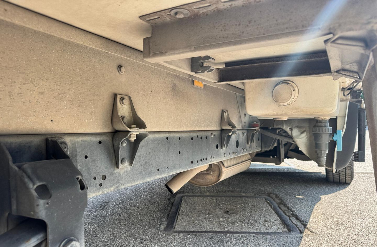 Refrigerated delivery van : picture 19