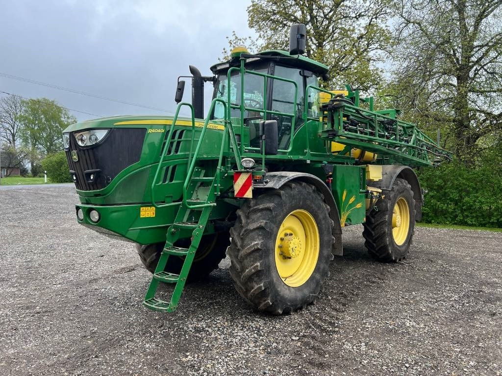 John Deere R4040i - Self-propelled sprayer: picture 1 John Deere R4040i - Self-propelled sprayer: picture 1