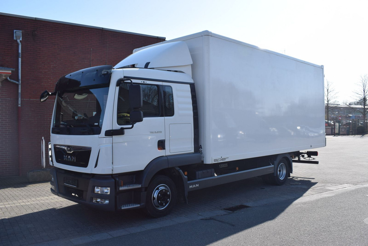 MAN TGL 8.220 Möbelkoffer 3-Sitzer Bett AHK Klima - Closed box van: picture 1 MAN TGL 8.220 Möbelkoffer 3-Sitzer Bett AHK Klima - Closed box van: picture 1
